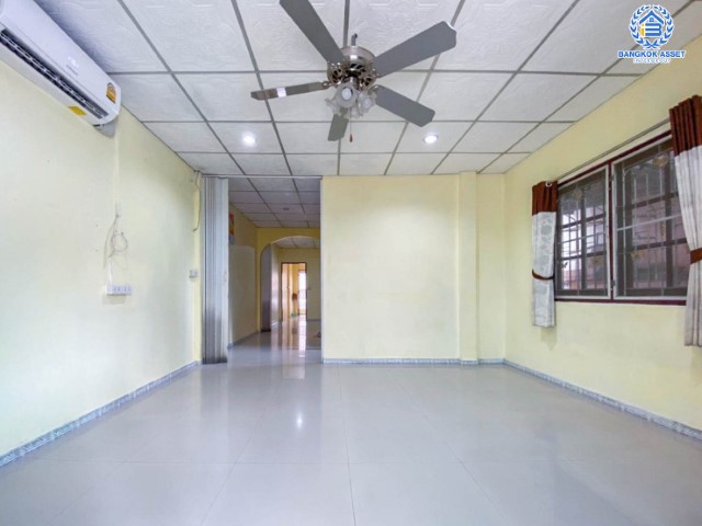 *****บ้านแฝดมือสองย่านกรุงเทพฯ ม.หลักสี่แลนด์ ดอนเมือง บนเนื้อที่กว้างขวางสุดๆ 35 ตร.ว. ฟังก์ชันจัดเต็ม 4 ห้องนอน 2 ห้องน้ำ 1 ที่จอดรถ แถมฟรี! 3 เครื่องปรับอากาศ 2 เครื่องทำน้ำอุ่น บนทำเลเดินทางสะดวก เพียง 20 นาทีก็ถึงสนามบินดอนเมือง ใกล้โรบินสัน ศรีสมาน, เมืองทองธานี และรถไฟฟ้า "สถานีดอนเมือง"